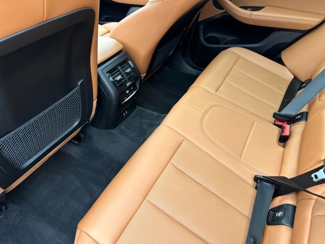 BMW X3 Vehicle Full-screen Gallery Image 12