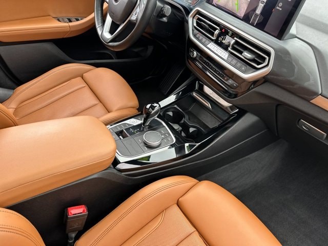 BMW X3 Vehicle Full-screen Gallery Image 16