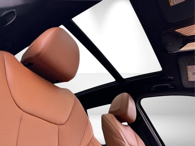 BMW X3 Vehicle Full-screen Gallery Image 17
