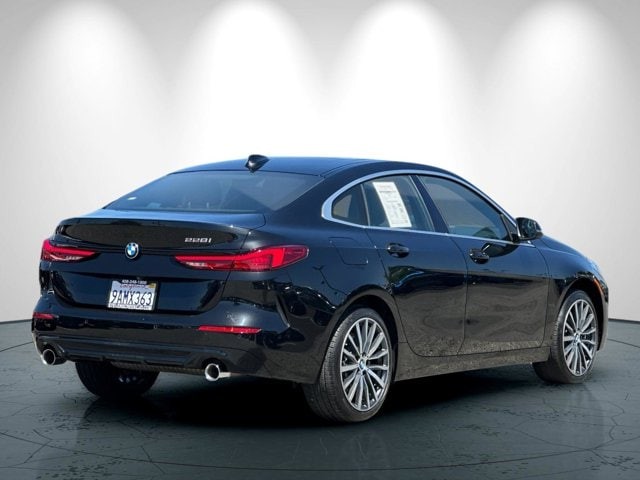 BMW 2 Series Vehicle Full-screen Gallery Image 04