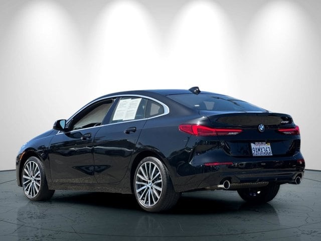BMW 2 Series Vehicle Full-screen Gallery Image 06