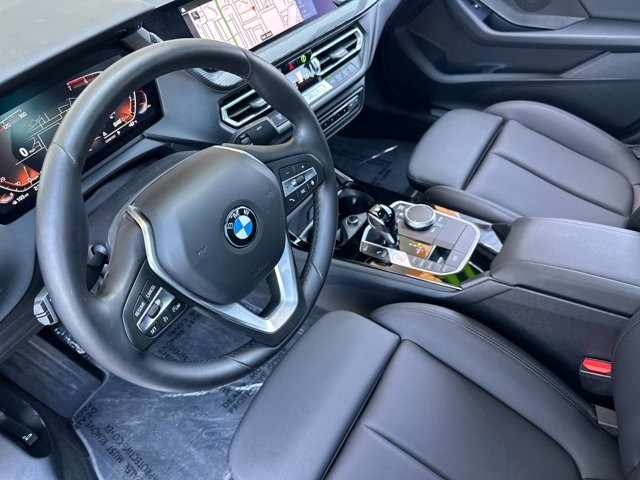 BMW 2 Series Vehicle Full-screen Gallery Image 10