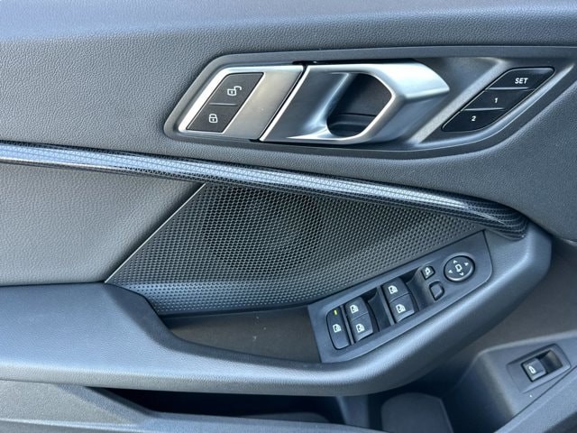 BMW 2 Series Vehicle Full-screen Gallery Image 11