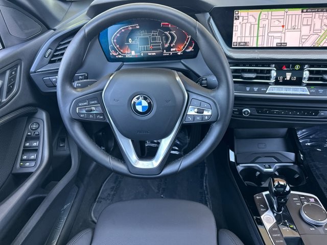 BMW 2 Series Vehicle Full-screen Gallery Image 14