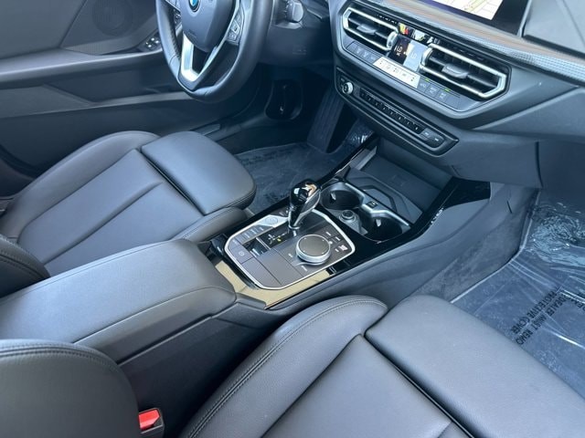BMW 2 Series Vehicle Full-screen Gallery Image 15