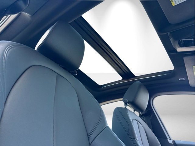 BMW 2 Series Vehicle Full-screen Gallery Image 16