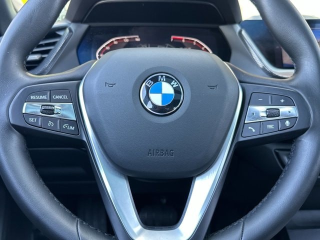 BMW 2 Series Vehicle Full-screen Gallery Image 22