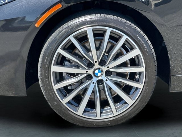 BMW 2 Series Vehicle Full-screen Gallery Image 24