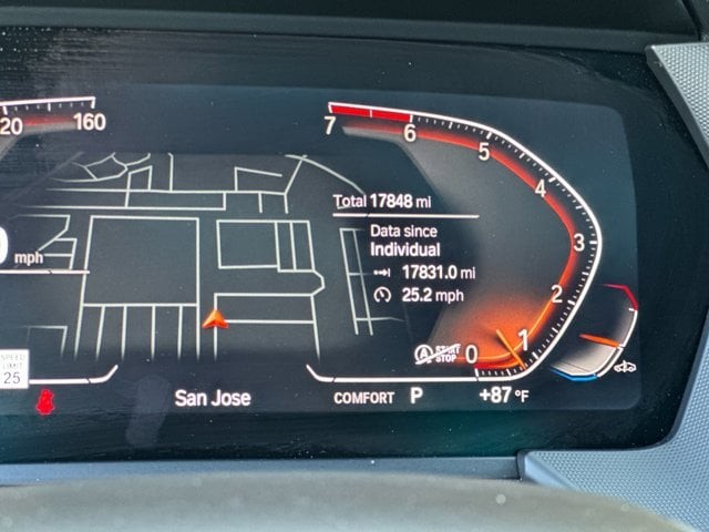 BMW 2 Series Vehicle Full-screen Gallery Image 26