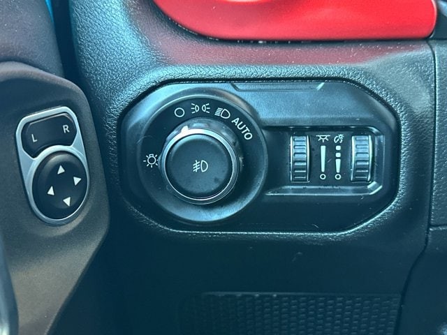 Jeep Wrangler Vehicle Full-screen Gallery Image 26