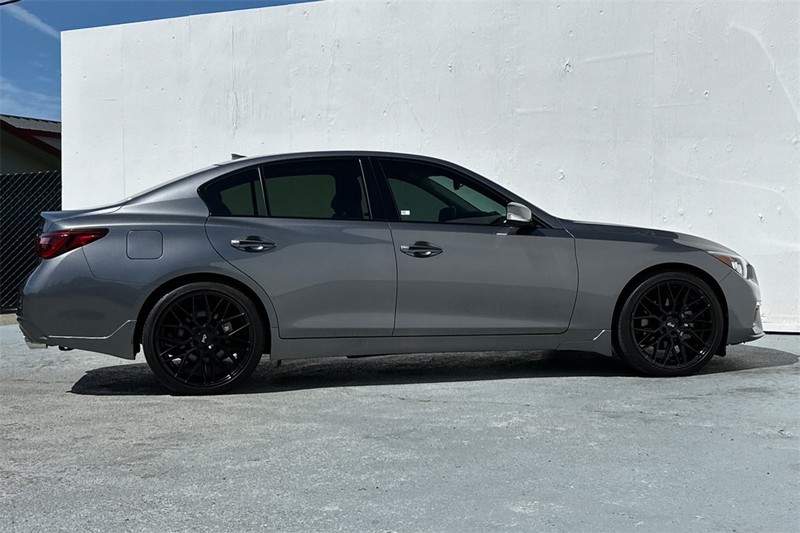 INFINITI Q50 Vehicle Full-screen Gallery Image 03