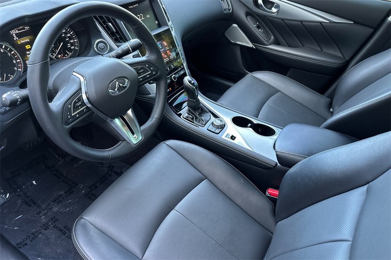 INFINITI Q50 Vehicle Full-screen Gallery Image 10
