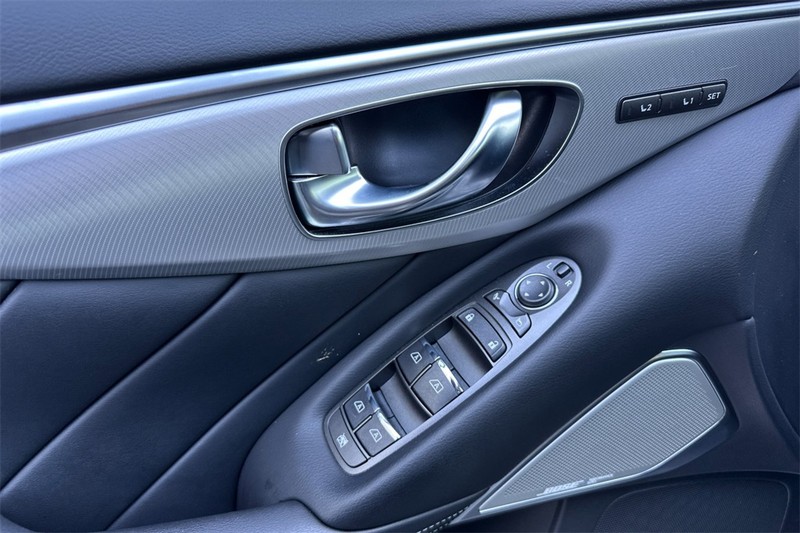 INFINITI Q50 Vehicle Full-screen Gallery Image 11
