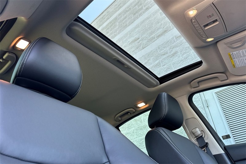 INFINITI Q50 Vehicle Full-screen Gallery Image 16