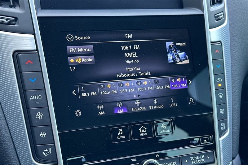 INFINITI Q50 Vehicle Full-screen Gallery Image 17