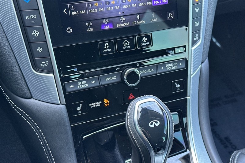 INFINITI Q50 Vehicle Full-screen Gallery Image 19