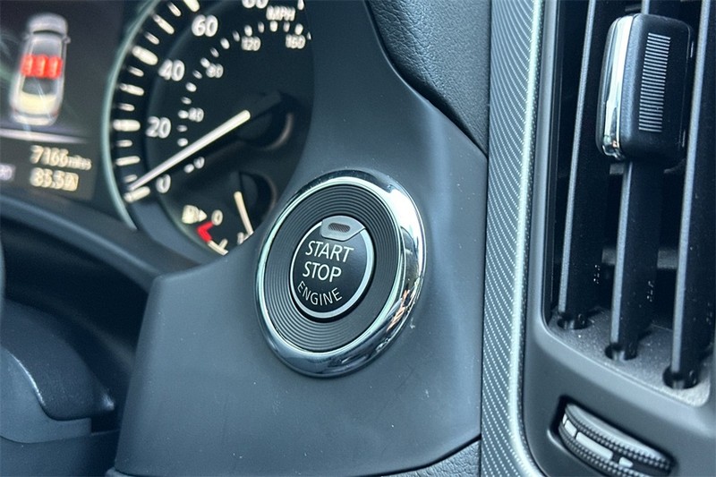 INFINITI Q50 Vehicle Full-screen Gallery Image 21