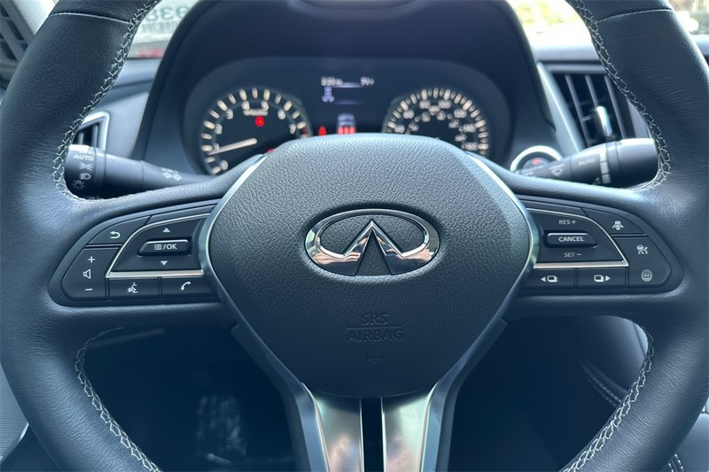 INFINITI Q50 Vehicle Full-screen Gallery Image 22