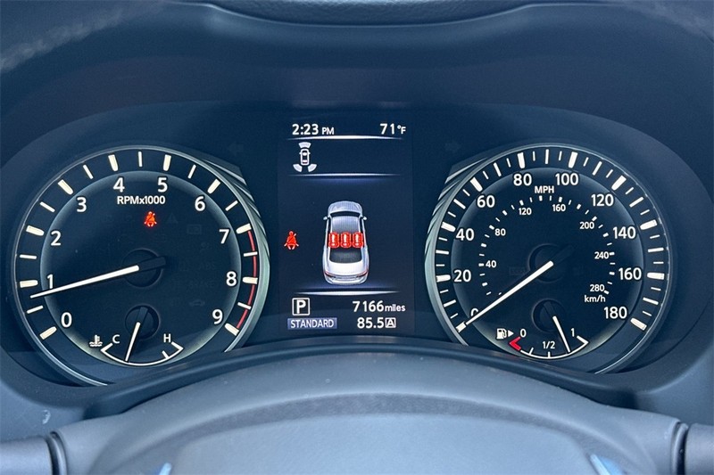 INFINITI Q50 Vehicle Full-screen Gallery Image 23