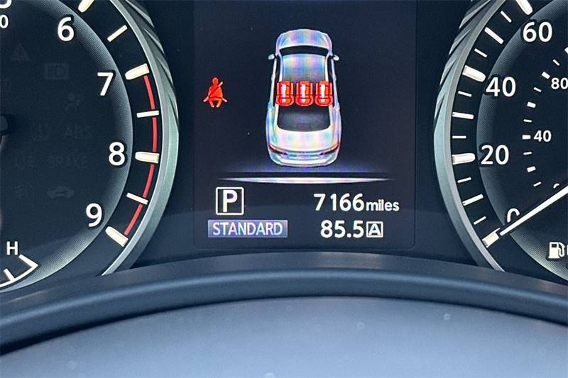 INFINITI Q50 Vehicle Full-screen Gallery Image 24