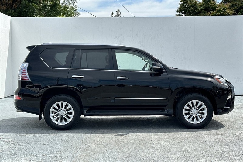 Lexus GX Vehicle Full-screen Gallery Image 03