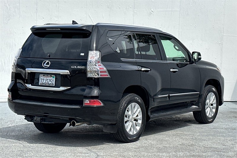 Lexus GX Vehicle Full-screen Gallery Image 04