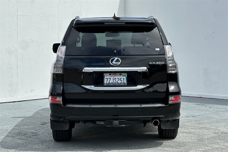 Lexus GX Vehicle Full-screen Gallery Image 05