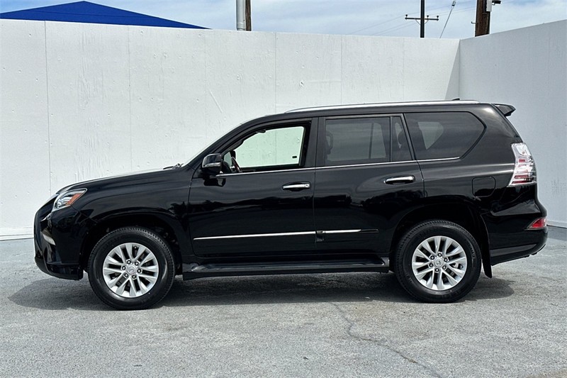 Lexus GX Vehicle Full-screen Gallery Image 07