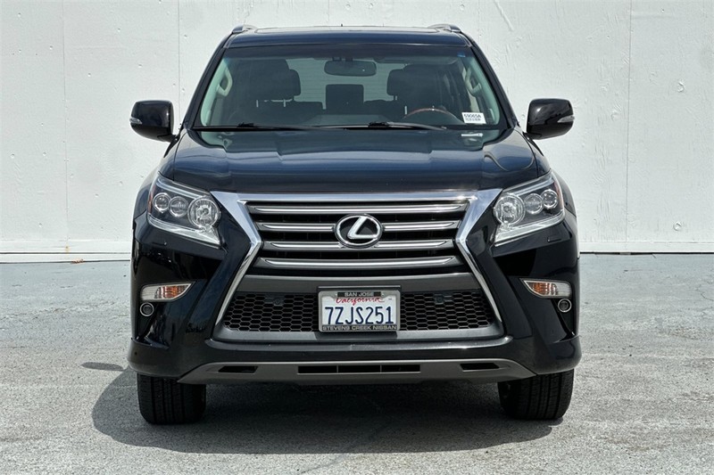 Lexus GX Vehicle Full-screen Gallery Image 09