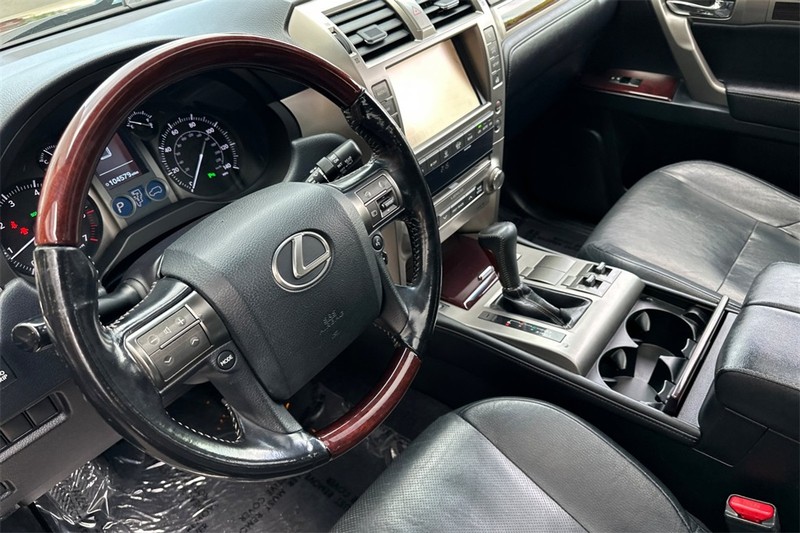 Lexus GX Vehicle Full-screen Gallery Image 10