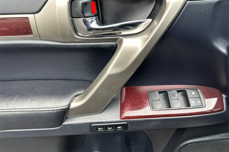 Lexus GX Vehicle Full-screen Gallery Image 11