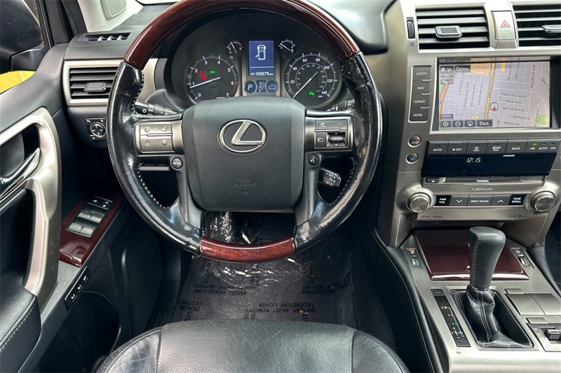 Lexus GX Vehicle Full-screen Gallery Image 14