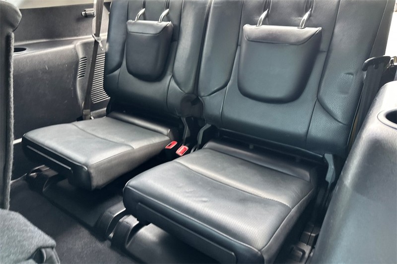Lexus GX Vehicle Full-screen Gallery Image 15
