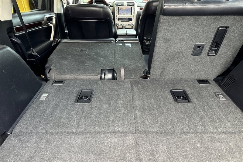 Lexus GX Vehicle Full-screen Gallery Image 16