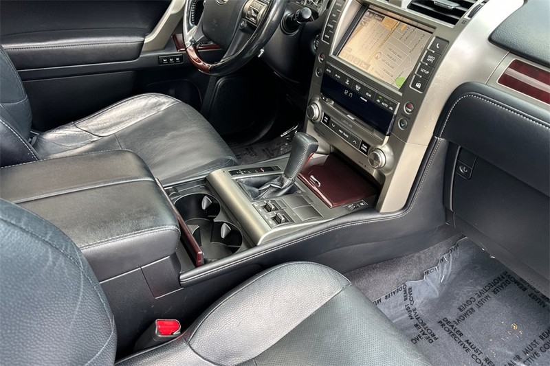 Lexus GX Vehicle Full-screen Gallery Image 17