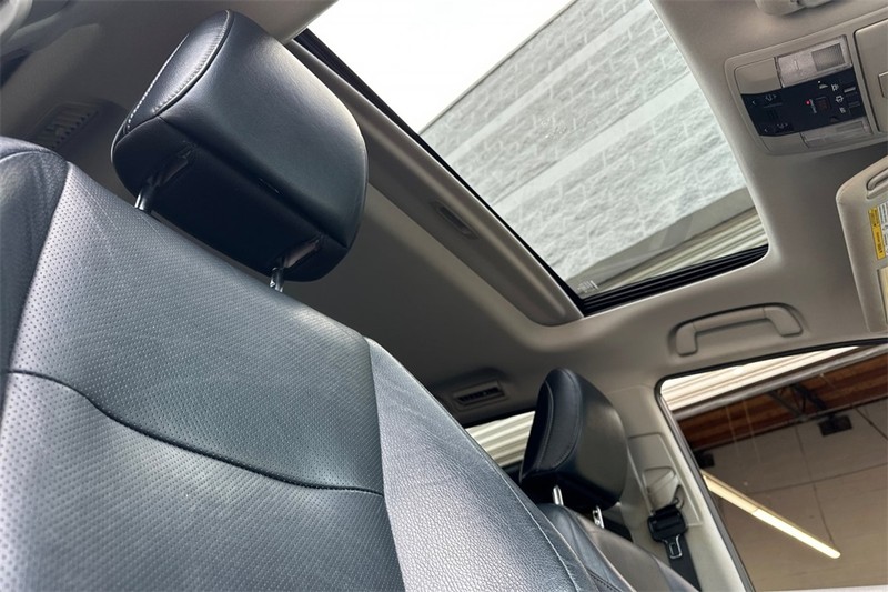 Lexus GX Vehicle Full-screen Gallery Image 18