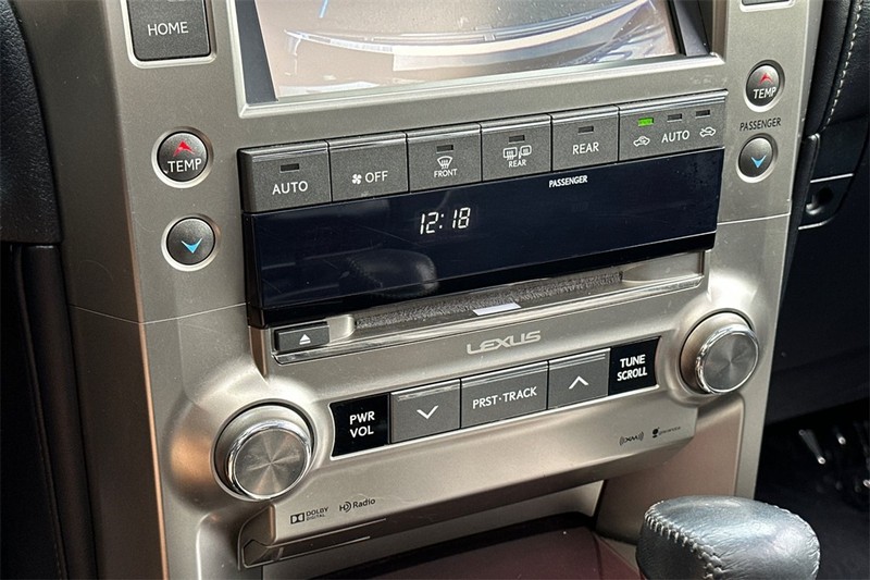 Lexus GX Vehicle Full-screen Gallery Image 22