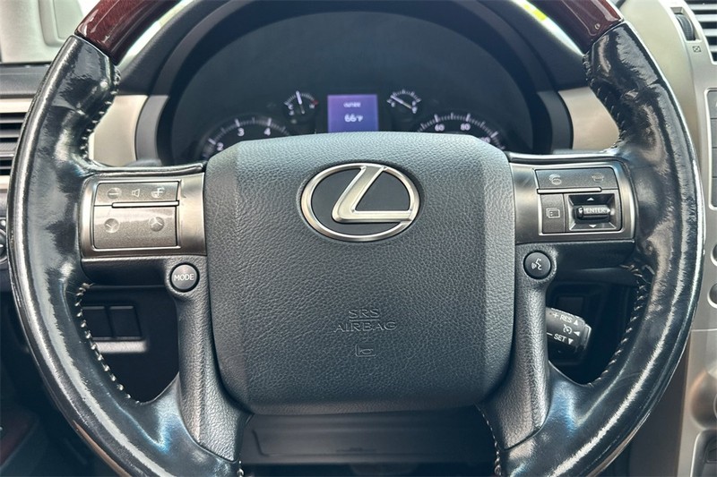 Lexus GX Vehicle Full-screen Gallery Image 25