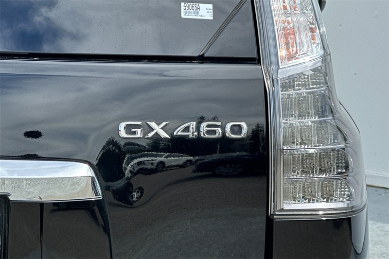 Lexus GX Vehicle Full-screen Gallery Image 29