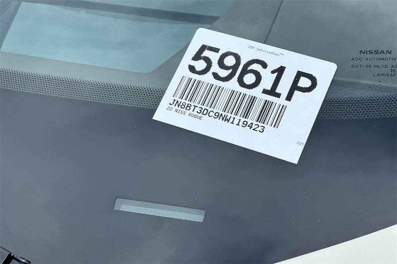 Nissan Rogue Vehicle Full-screen Gallery Image 28