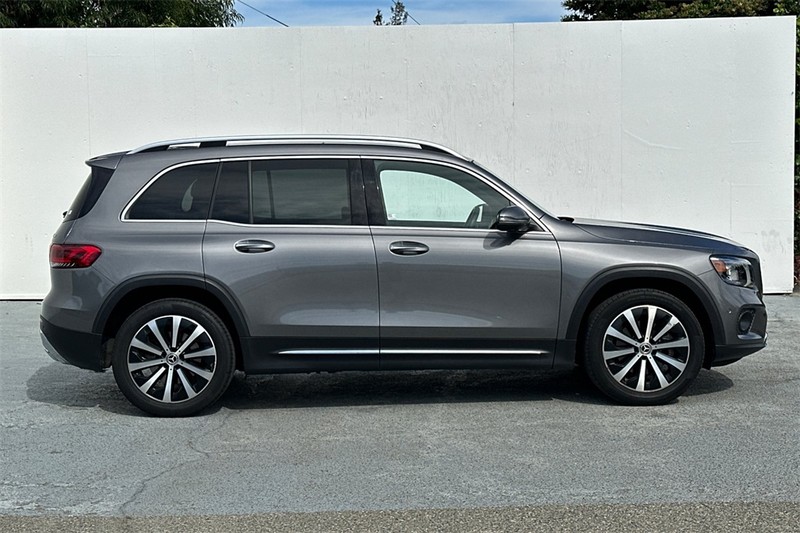 Mercedes-Benz GLB Vehicle Full-screen Gallery Image 03