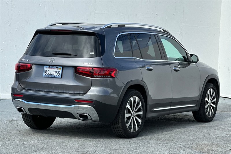 Mercedes-Benz GLB Vehicle Full-screen Gallery Image 04