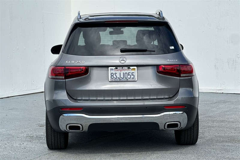Mercedes-Benz GLB Vehicle Full-screen Gallery Image 05