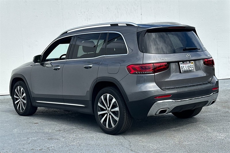 Mercedes-Benz GLB Vehicle Full-screen Gallery Image 06