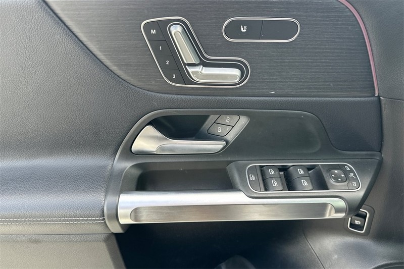 Mercedes-Benz GLB Vehicle Full-screen Gallery Image 11