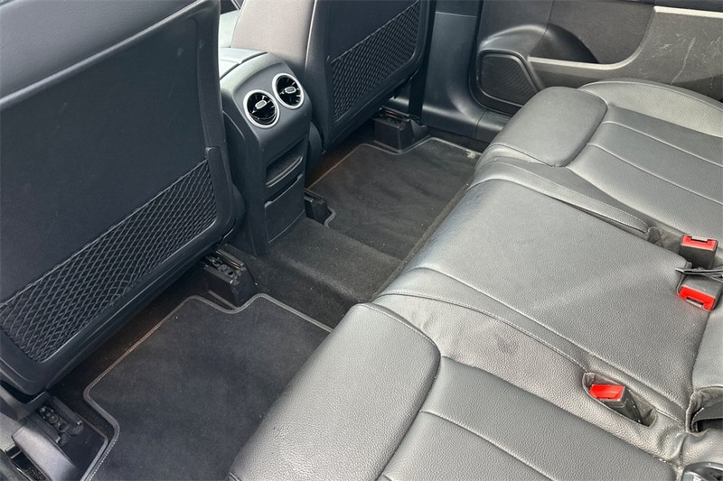 Mercedes-Benz GLB Vehicle Full-screen Gallery Image 12