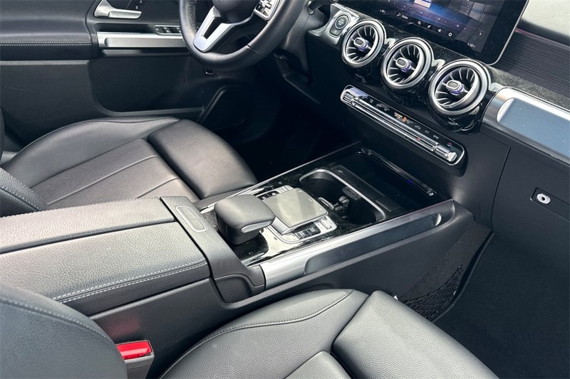 Mercedes-Benz GLB Vehicle Full-screen Gallery Image 15