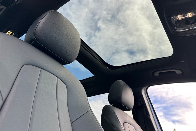 Mercedes-Benz GLB Vehicle Full-screen Gallery Image 16