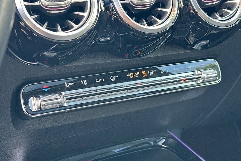 Mercedes-Benz GLB Vehicle Full-screen Gallery Image 20