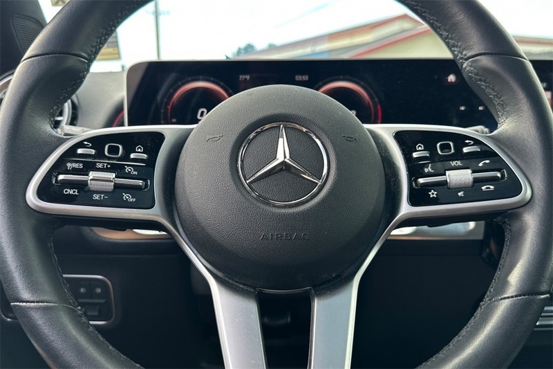 Mercedes-Benz GLB Vehicle Full-screen Gallery Image 23